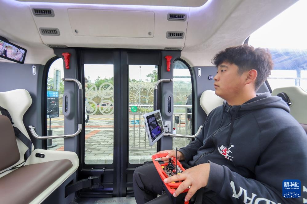 贵州首条无人驾驶公交车线路试运营
