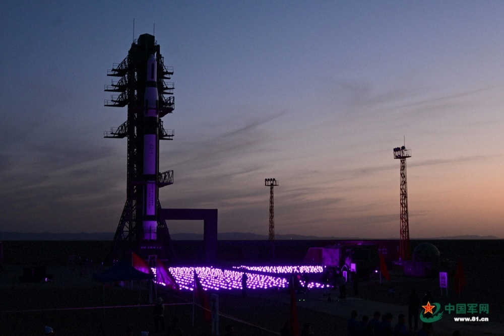 东方红塔架上空千架无人机秀出中国航天的浪漫 东方红塔架上空千架无人机秀出中国航天的浪漫