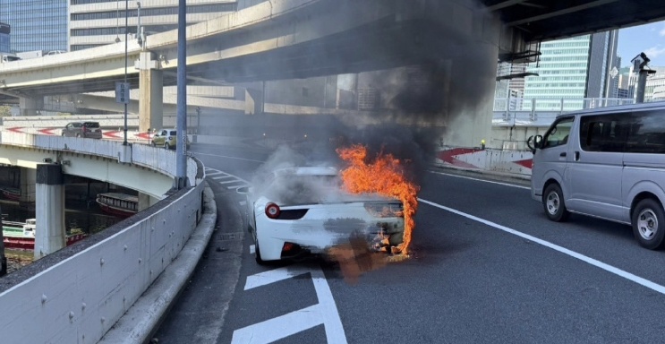 日本一男子苦苦攒钱10年,买下价值200万法拉利!提车一小时后自燃... 日本一男子苦苦攒钱10年,买下价值200万法拉利!提车一小时后自燃...