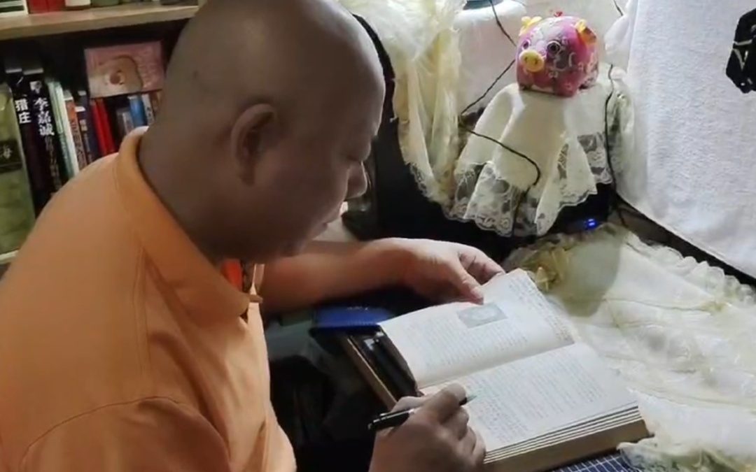 长沙56岁保洁大叔自学国际经济两年半获文凭:内心平静,还想继续考大学读本科 长沙56岁保洁大叔自学国际经济两年半获文凭:内心平静,还想继续考大学读本科