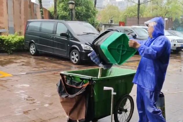 长沙56岁保洁大叔自学国际经济两年半获文凭:内心平静,还想继续考大学读本科 长沙56岁保洁大叔自学国际经济两年半获文凭:内心平静,还想继续考大学读本科