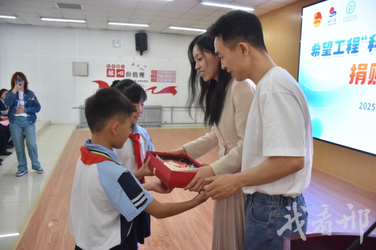 婚礼前夕，“95后”小夫妻决定：不要“三金”和钻石，要石头……