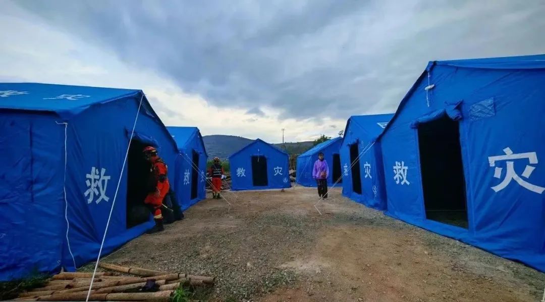 大理洱源凌晨突发4.8级地震，目前已紧急转移群众3000余人
