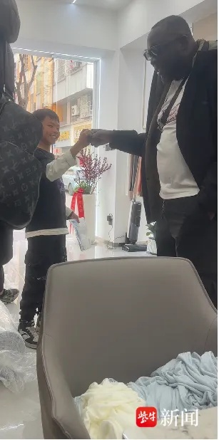 义乌11岁男孩会5国语言，飙英语介绍自家产品