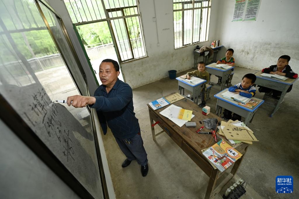 独臂坚守山村讲台30年
