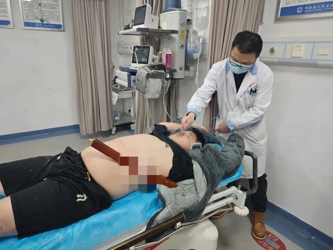 手、脸同时穿透！这条推送，请捂着眼睛看