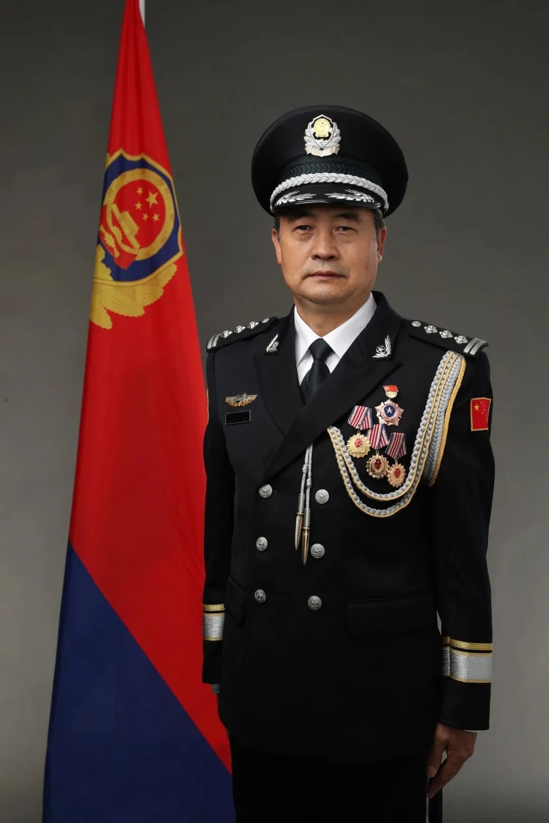谢谢你！“飞檐走壁”的60后民警！