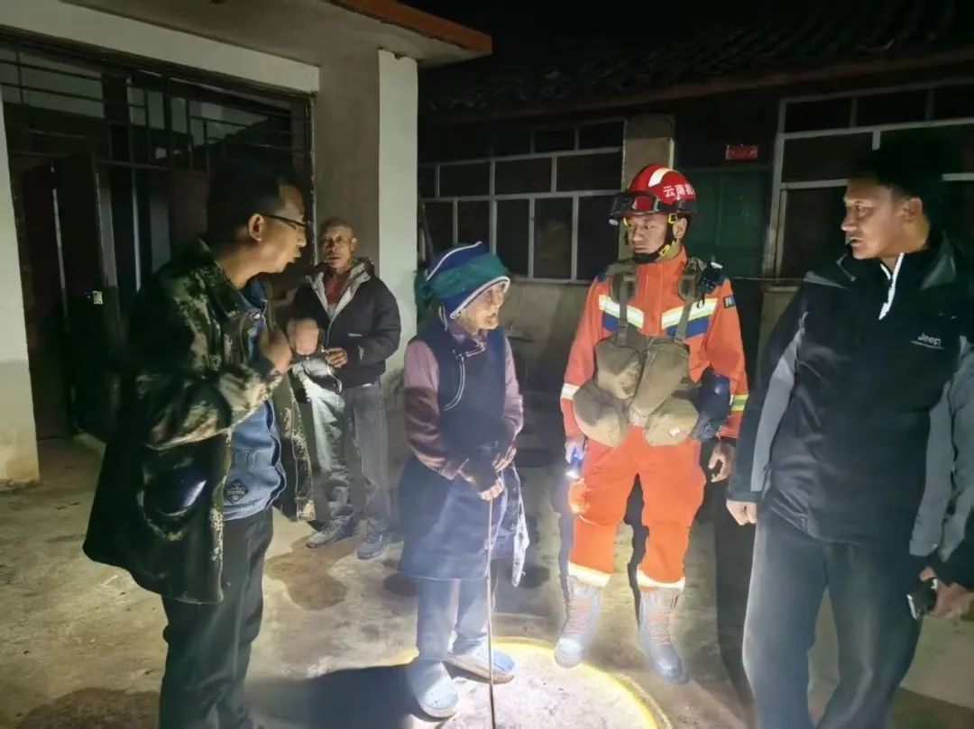 大理洱源凌晨突发4.8级地震，目前已紧急转移群众3000余人