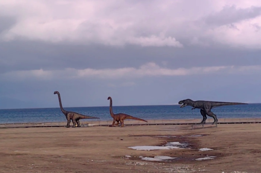 赛里木湖边有恐龙？景区：雕塑已迁移