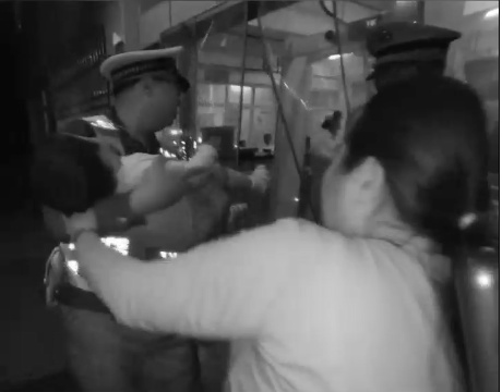 “全部调成绿灯！” 民警疾驰护送重伤儿童