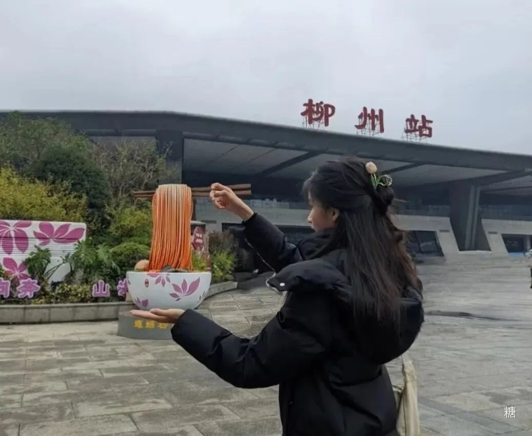 柳州火车站螺蛳粉雕塑被连夜搬走?官方回应 柳州火车站螺蛳粉雕塑被连夜搬走?官方回应