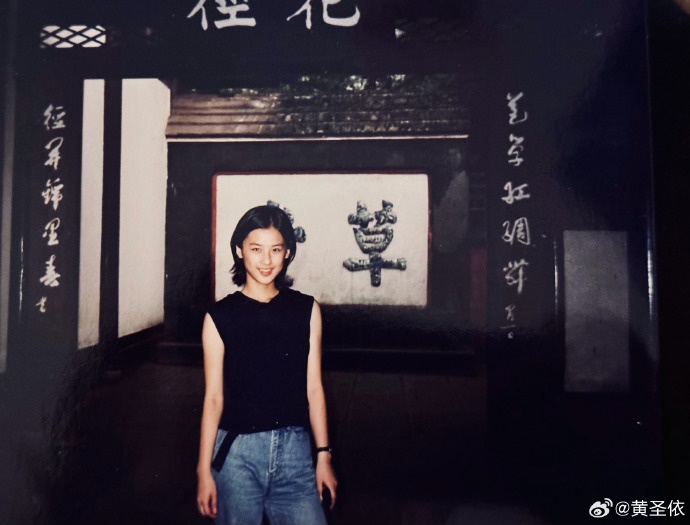 42岁黄圣依穿“白月光”旗袍，晒15岁短发对比照！少女期好帅，现在好美