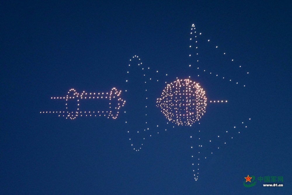 东方红塔架上空千架无人机秀出中国航天的浪漫 东方红塔架上空千架无人机秀出中国航天的浪漫