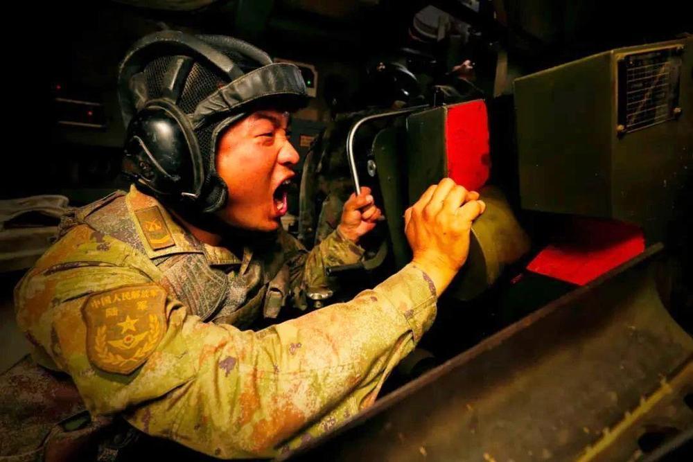 火炎焱！火力分队实弹射击考核现场超燃