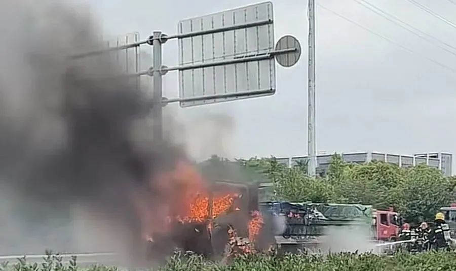 上海街头土方车突然起火！驾驶室迅速被大火吞噬