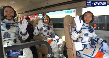 神二十航天员乘车前往发射场