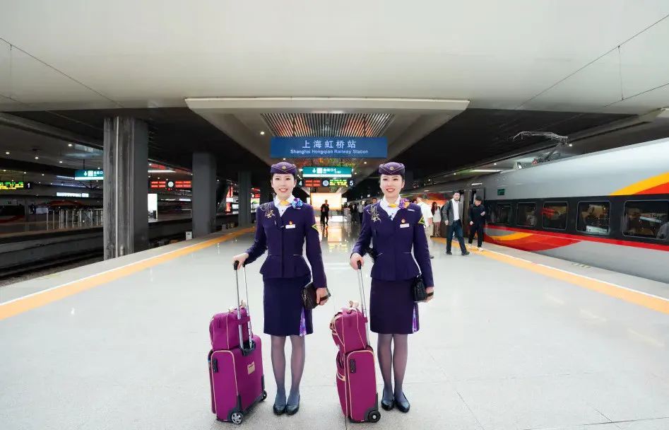 双胞胎姐妹，一起考上复兴号列车长！