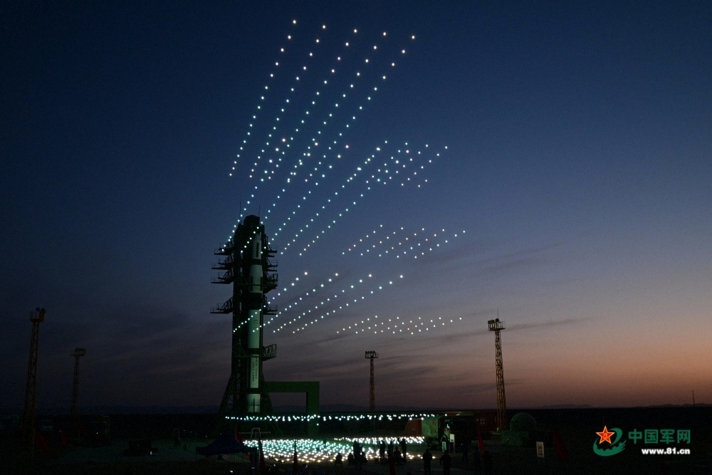东方红塔架上空千架无人机秀出中国航天的浪漫 东方红塔架上空千架无人机秀出中国航天的浪漫