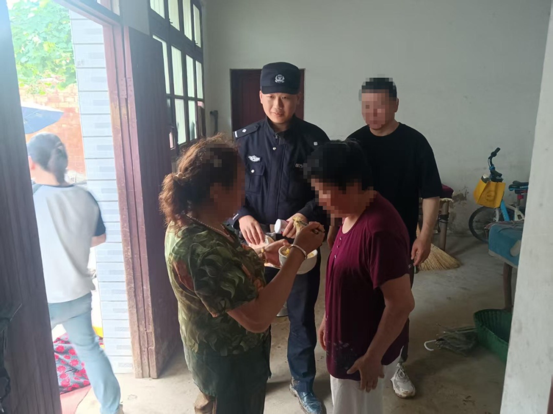 空地联动！老人冒雨外出走失，警民组建搜救队紧急营救