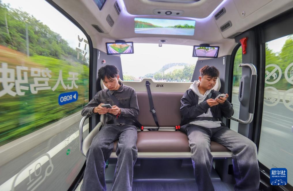 贵州首条无人驾驶公交车线路试运营