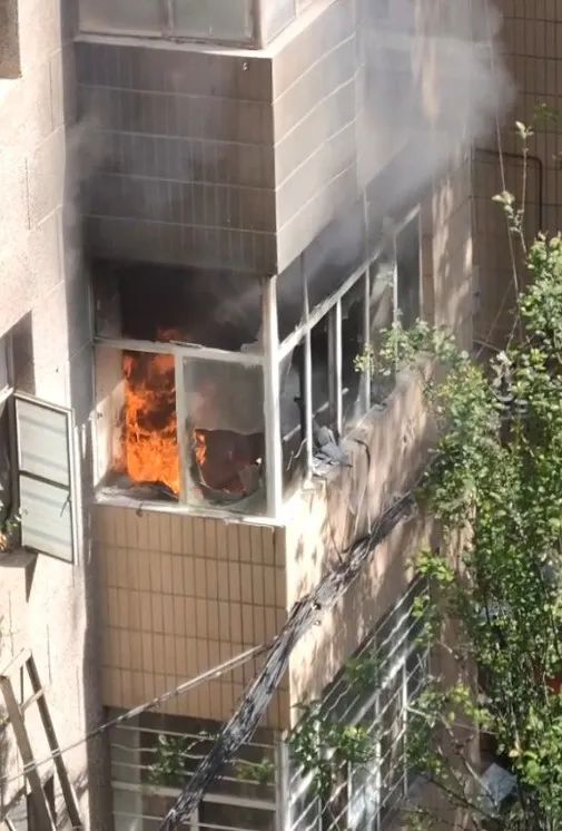 着火了！60岁民警悬空救人！