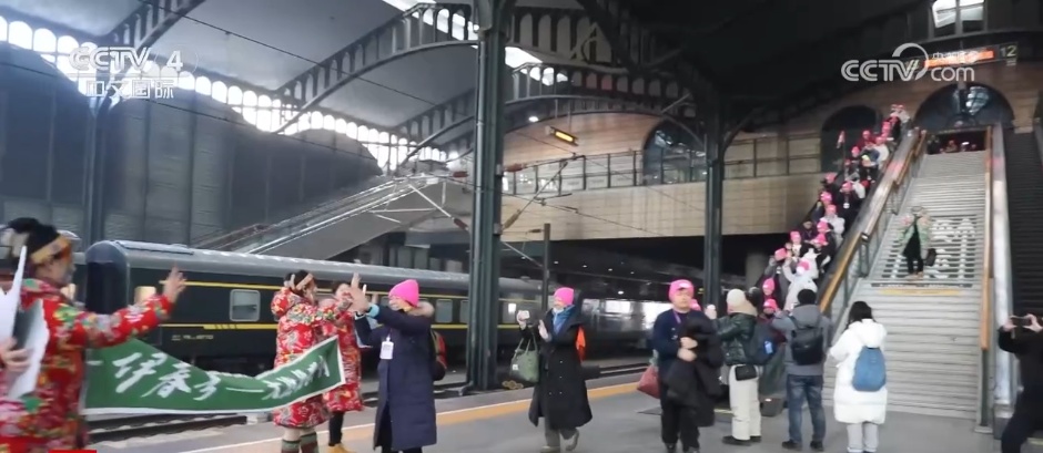 从“银发旅游专线”到“研学主题车厢” 旅游列车“解锁”消费密码