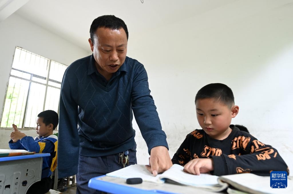独臂坚守山村讲台30年