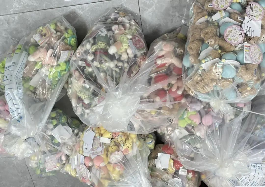 起拍价32480元，735件迪士尼周边钥匙扣等，被拍出28万元！均价380元一个