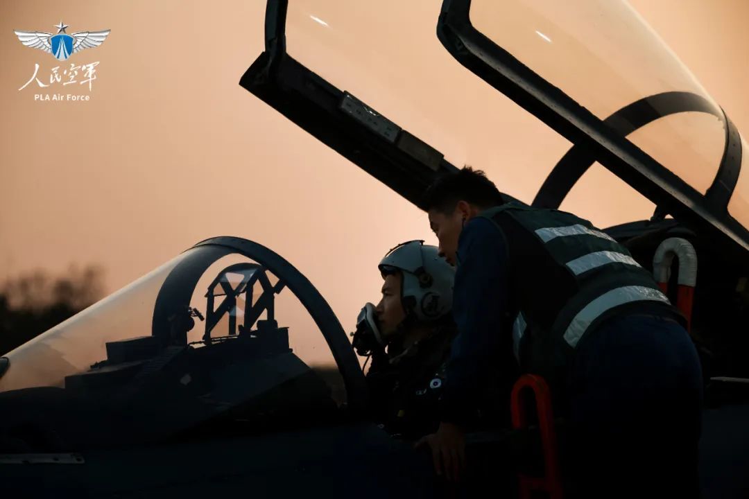 “敌跟踪！”刚升空就被锁定，他们这样绝地反击