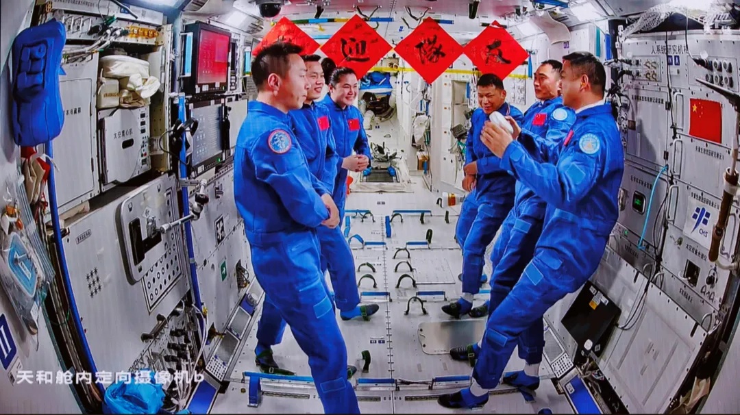 “天宫”再次见证会师！合影→