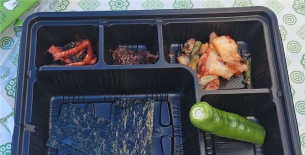 价值61元盒饭没有肉、全是小菜，引发众怒！