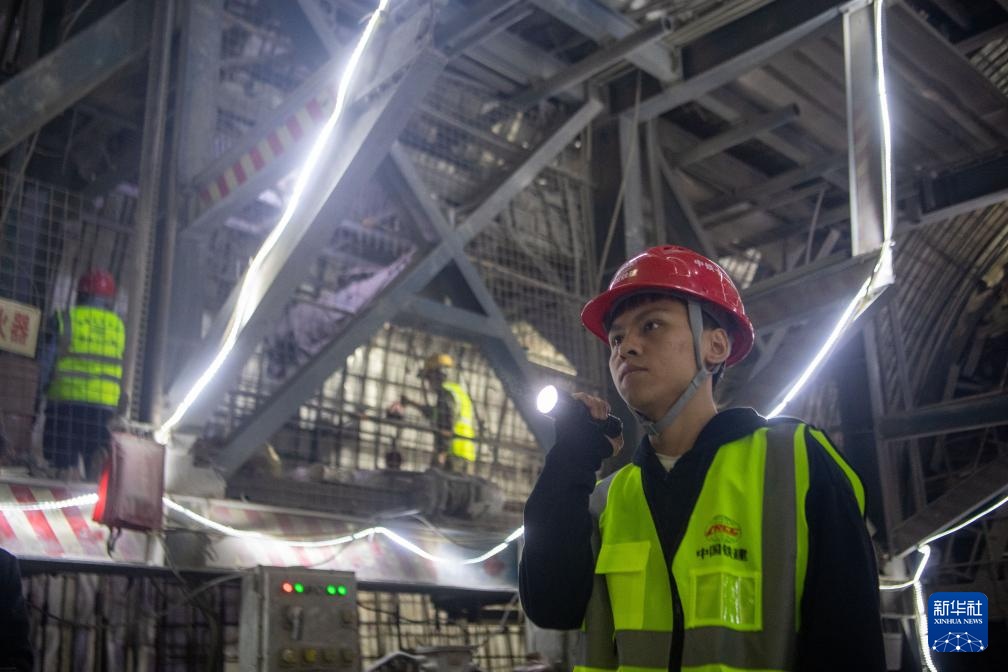 渝湘复线高速最长隧道顺利贯通