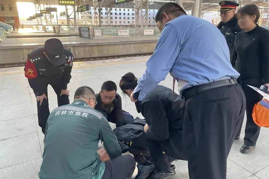 “挨个车厢喊！”“往后窜往后窜！”