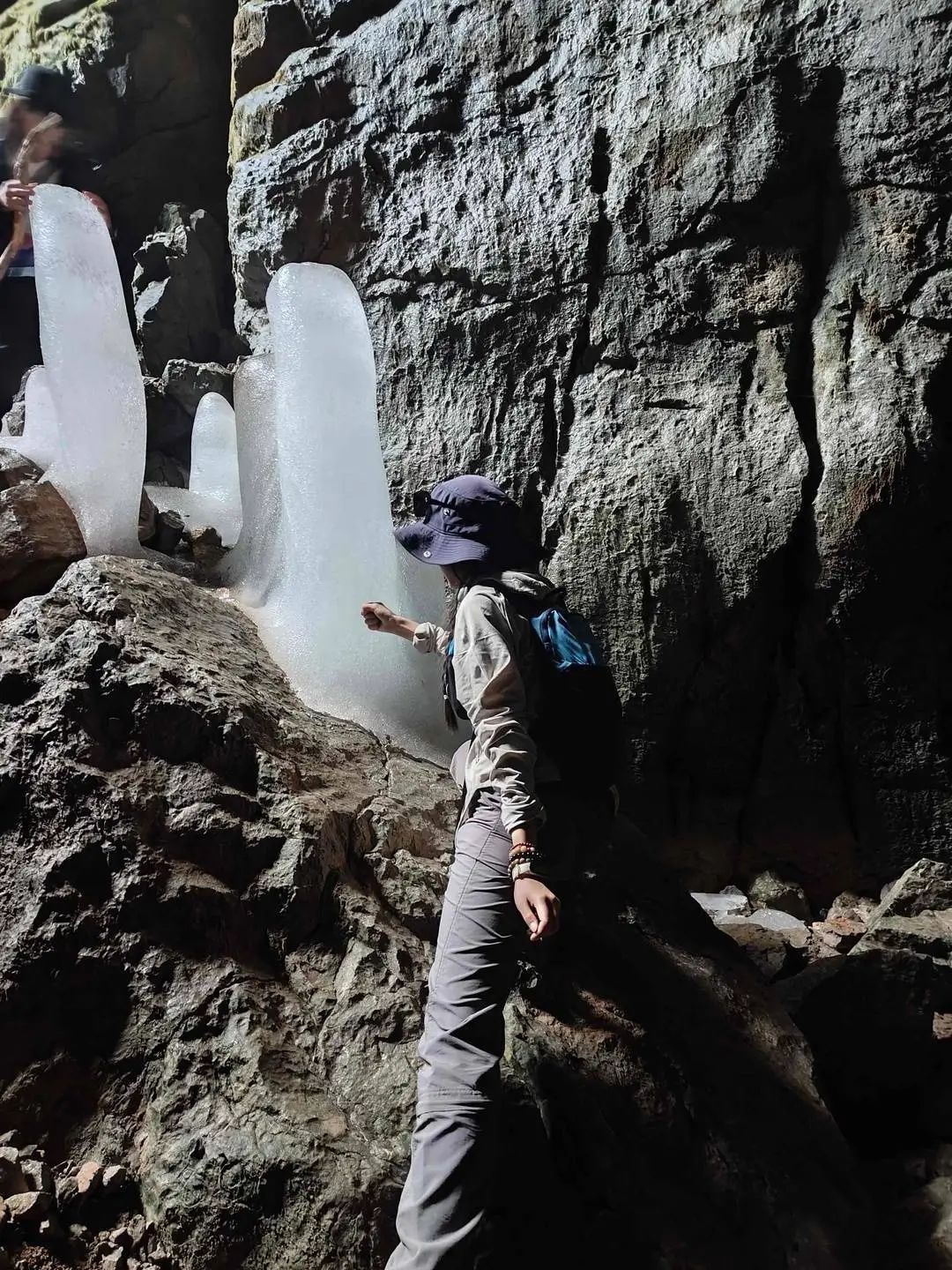 四川江油一洞穴发现多根“半人高”冰柱？专家回应