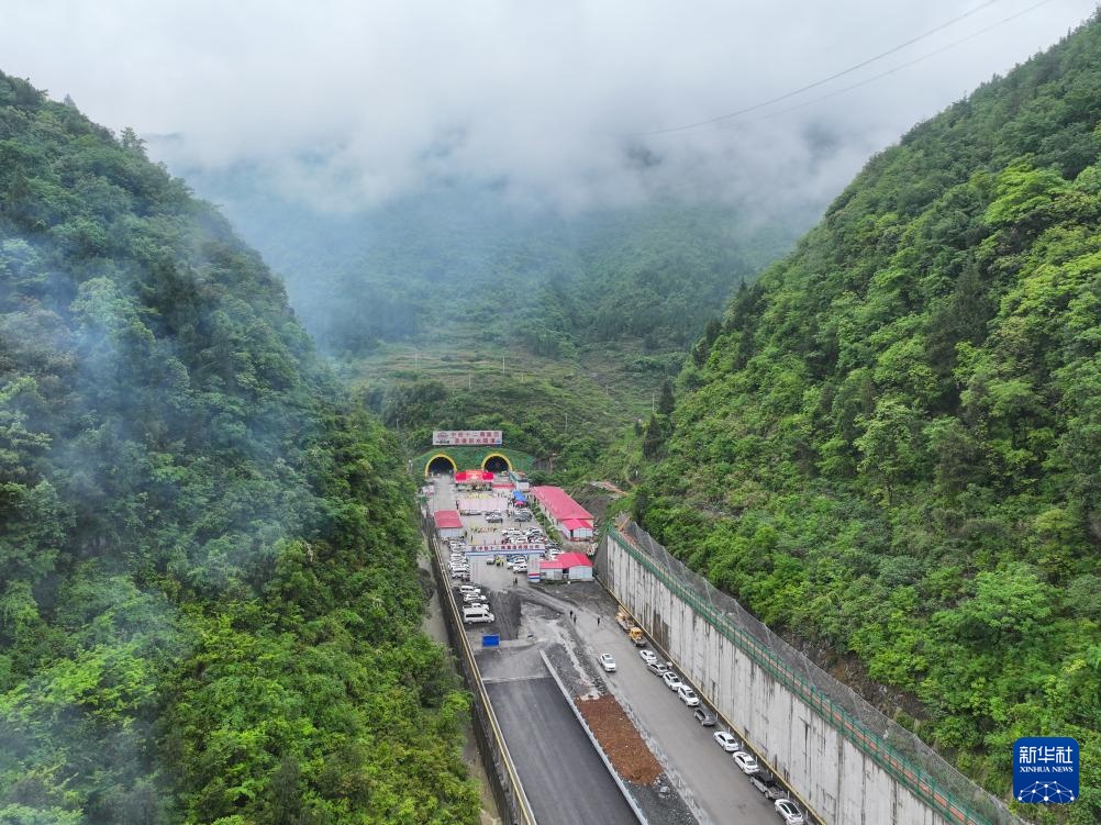 渝湘复线高速最长隧道顺利贯通