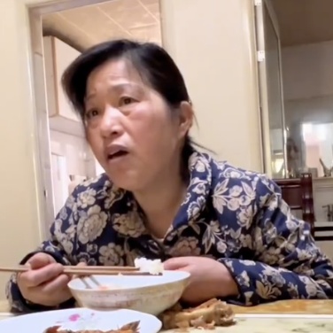 儿子瞒着家人悄悄考北大,妈妈上一秒还在为儿子担忧,下一秒瞬间愣住随后笑开了花 儿子瞒着家人悄悄考北大,妈妈上一秒还在为儿子担忧,下一秒瞬间愣住随后笑开了花