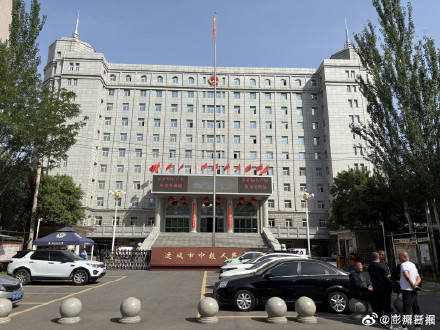 山西10岁男孩遭生母和继父殴打遇害，案件庭审延期