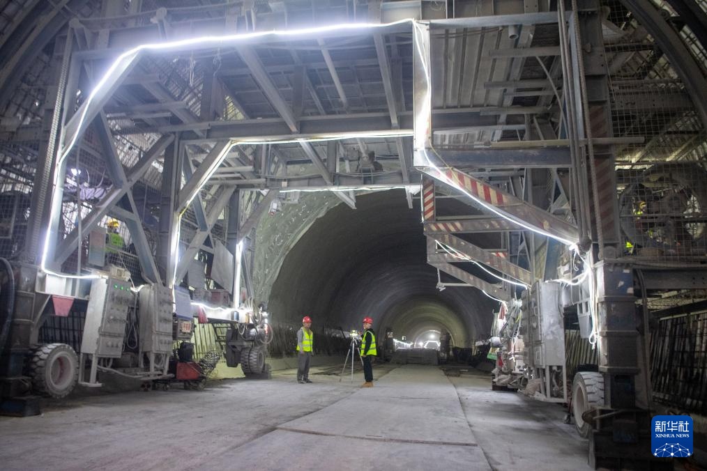 渝湘复线高速最长隧道顺利贯通
