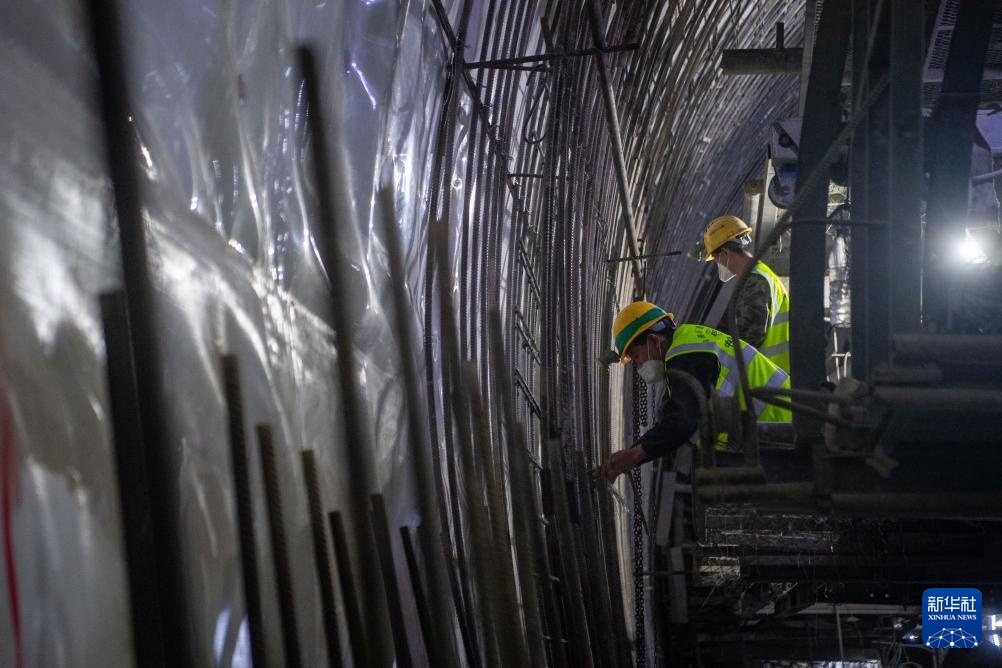 渝湘复线高速最长隧道顺利贯通