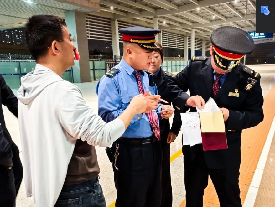 在K2188次列车上救人的医护人员，是她