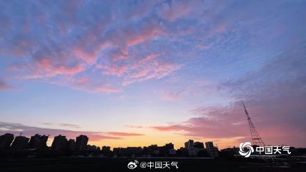 见者皆好运！粉色朝霞扮靓北京天空