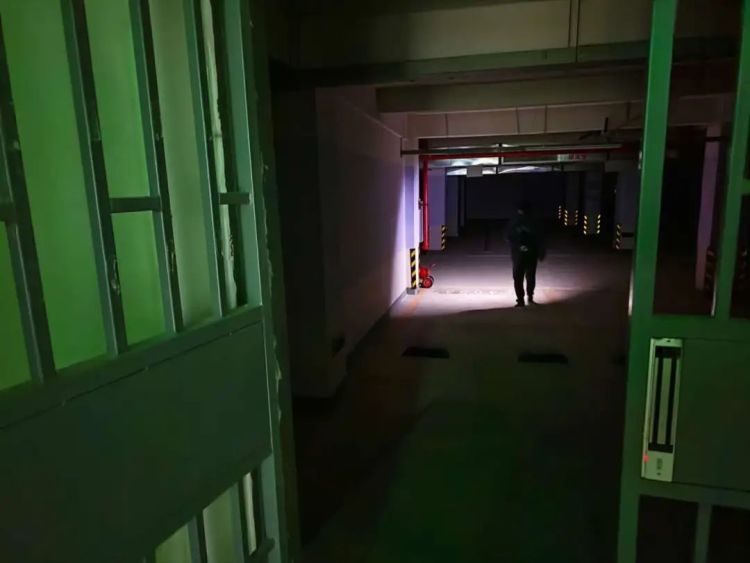 吓人！昆明一小区电梯突然从40楼降到负4楼！多方回应