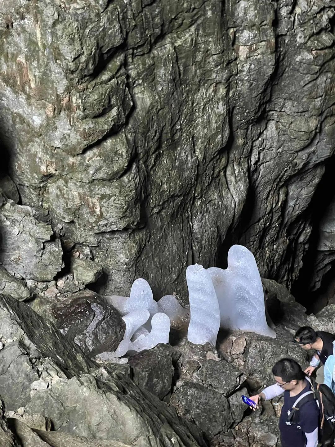 四川江油一洞穴发现多根“半人高”冰柱？专家回应