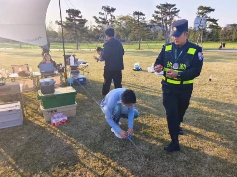 太险了！6岁男孩瞬间被长钉插入腰部！多地明确禁止！