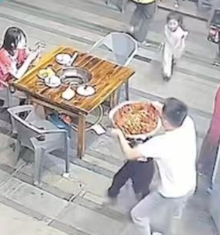 正端着滚烫油锅，2幼童冲了过来！成都火锅店老板下意识将油锅倒向自己：得亏是我端的