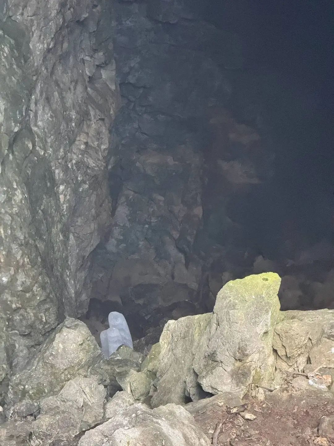 四川江油一洞穴发现多根“半人高”冰柱？专家回应