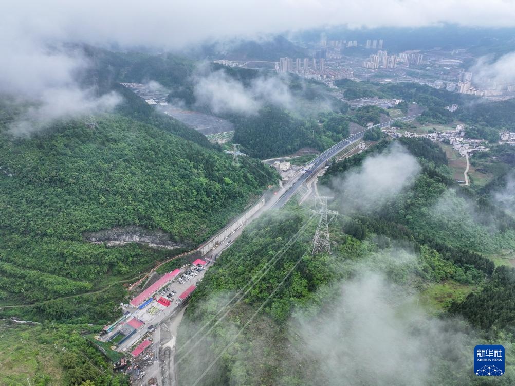 渝湘复线高速最长隧道顺利贯通