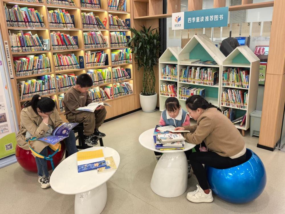 新华视点丨“刷屏”时代，如何引导孩子们“深读”？