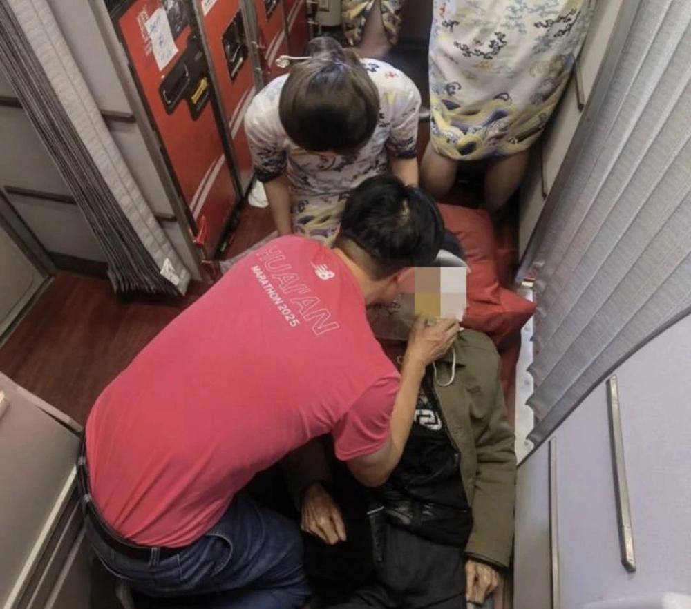 老人飞机上突发高热昏迷，医生跪地救人，飞机紧急备降！
