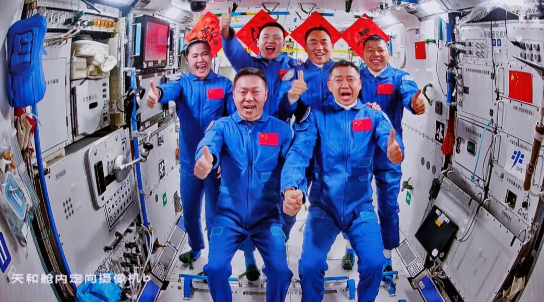“天宫”再次见证会师！合影→